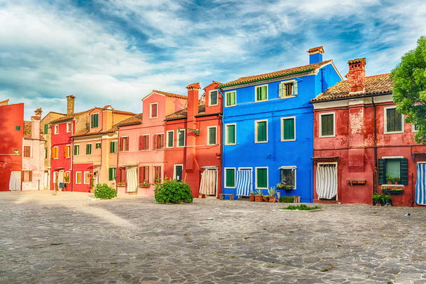伝統的なカラフルな塗装、ヴェネツィア、イタリアのブラーノ島の家屋。島はその美しいアーキテクチャにより観光客のための人気のあるアトラクションです。 - 写真・画像