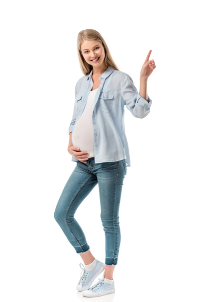 Happy těhotná žena ukazuje na prázdné místo na izolované na bílém - Fotografie, Obrázek