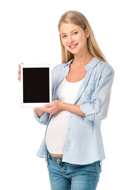 όμορφη χαμογελαστή έγκυος γυναίκα παρουσιάζοντας ψηφιακή δισκίο με κενή οθόνη που απομονώνονται σε λευκό - Φωτογραφία, εικόνα