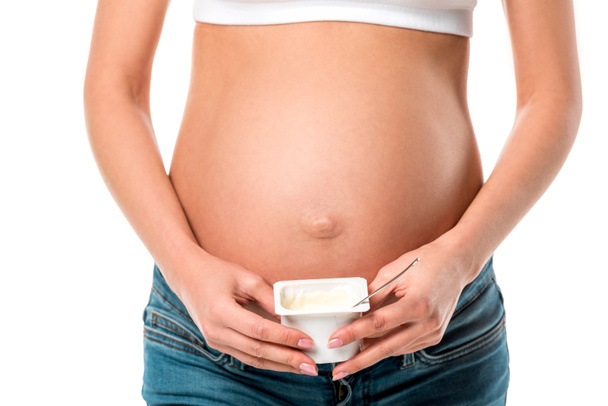a terhes nő, gazdaság, elszigetelt fehér joghurt levágott megtekintése - Fotó, kép