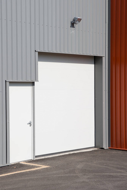 Moderna unidad de negocio gris plata con puerta blanca
 - Foto, Imagen
