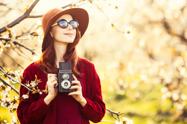 花リンゴ果樹園でカメラを持つ女性 - 写真・画像