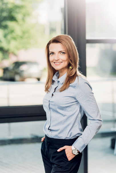 portrait of smiling businesswoman in conference hall - Foto, imagen