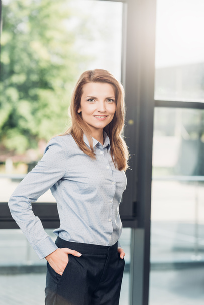 portrait of smiling businesswoman in conference hall - Foto, afbeelding