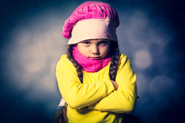 triste enfant fille portant chapeau tricoté rose
 - Photo, image