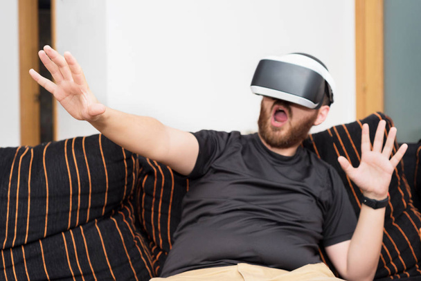 Homem barbudo vestindo óculos de realidade virtual
 - Foto, Imagem