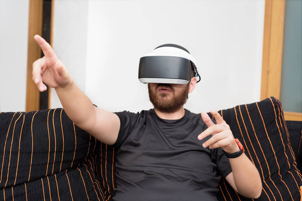 Homem barbudo vestindo óculos de realidade virtual
 - Foto, Imagem
