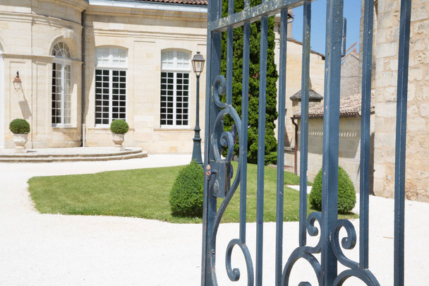 kovová brána otevřená na zahradě krásné ubytování v Bordeaux ve Francii - Fotografie, Obrázek