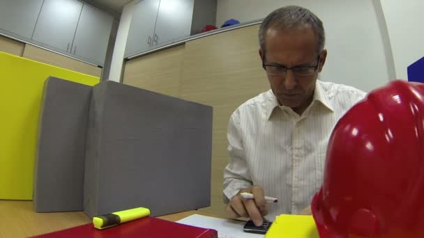 Καταπονημένος επιχειρηματίας στο γραφείο με το σωρό από χαρτιά - Πλάνα, βίντεο
