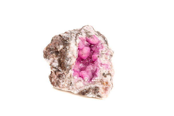 Makro-Mineralstein Kobalt-Calcit-Gestein auf weißem Hintergrund Nahaufnahme - Foto, Bild