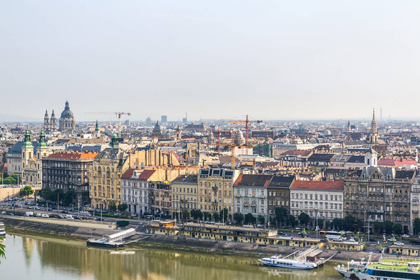 Vue d'en haut sur la ville de Budapest, le quartier historique et le Danube en Hongrie
. - Photo, image