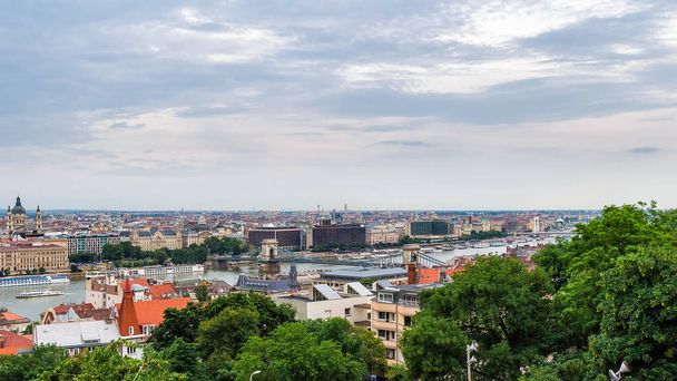 Vista desde arriba de la ciudad de Budapest, el distrito histórico y el río Danubio en Hungría
. - Foto, imagen