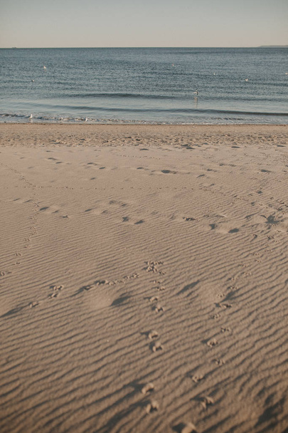 Beach with yellow sand and footprints - Foto, Bild