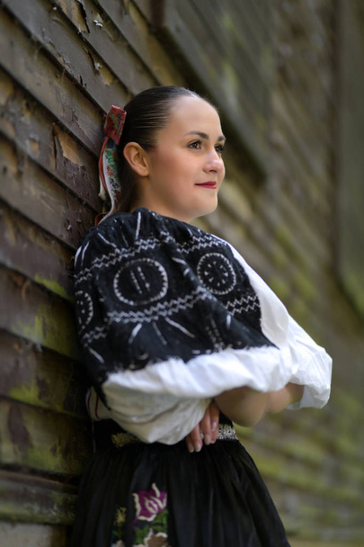 Jonge mooie Slowaakse vrouw in klederdracht. Herfst portret. - Foto, afbeelding
