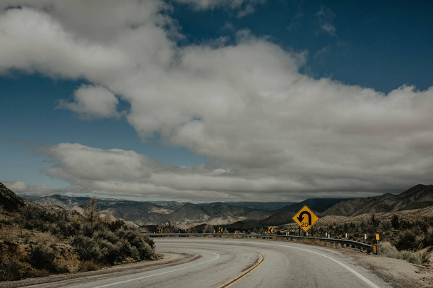 Sharp turn sign on the mountain road - Foto, Bild