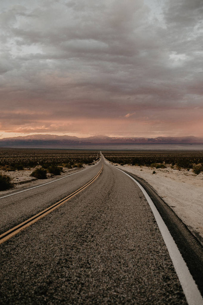 Silnice v zemi prérie a dramatické nebe - Fotografie, Obrázek