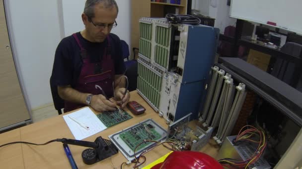 デジタル マルチ メーター付きのエンジニアは電子回路基板 Hd 1080 p の問題を解決します。 - 映像、動画