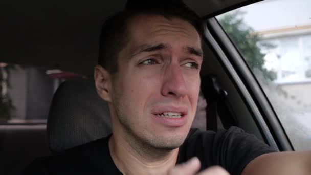 Smutny człowiek rozpaczliwy płacz w samochodzie - Materiał filmowy, wideo