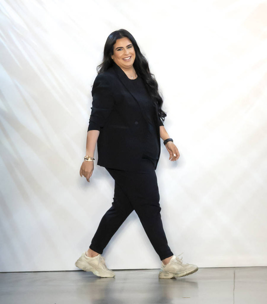 New York, Ny - 06 September 2018: Ontwerper Shaikha Noor Al Khalifa wandelingen de baan op de middag door Noor voorjaar zomer 2019 mode show tijdens de New York Fashion Week - Foto, afbeelding