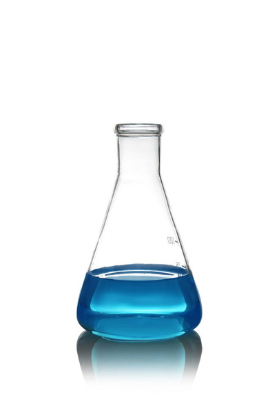 Conical flask with liquid on table against white background. Laboratory analysis - Zdjęcie, obraz