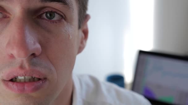 Der verzweifelte Geschäftsmann weint vor Tränen. der Zusammenbruch des Geschäfts. - Filmmaterial, Video