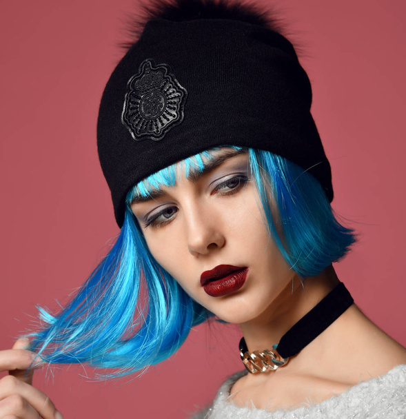 young grunge style woman with blue wig hair in gold chain choker on neck and black hat - Foto, Imagen