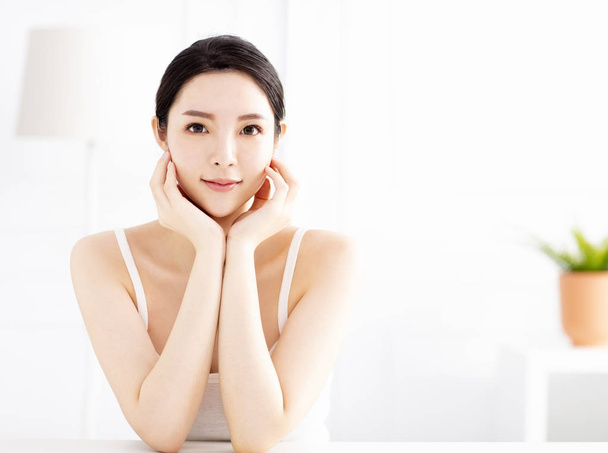 joven asiático mujer con limpio perfecto piel
 - Foto, imagen