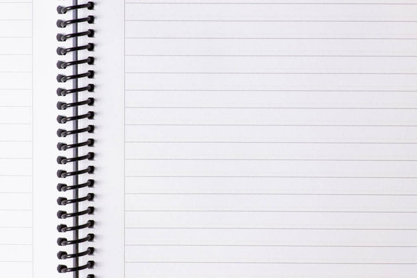 Bloco de notas vazio em branco com páginas alinhadas
 - Foto, Imagem