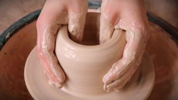 Žena dívka ruce dub zeď džbán, modeluje z hlíny na kruhu. Workshop o vyřezávat bílé hlíny closeup. Špinavé ruce v jílu. Výroba keramických výrobků. Umělecká kreativní. Plavidla. - Záběry, video