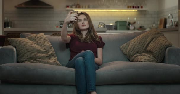 attraktive junge Frau macht ein Selfie zu Hause auf der Couch. - Filmmaterial, Video