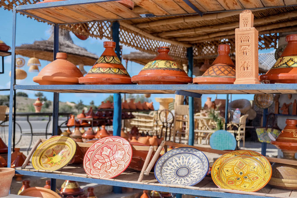 Cerámica tajina marroquí y placas de cerámica para la venta en una tienda en Essaouira, Marruecos
. - Foto, imagen