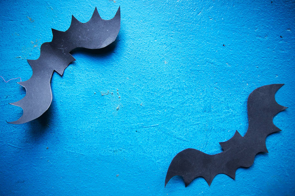 murciélagos de papel en la pared azul
 - Foto, Imagen