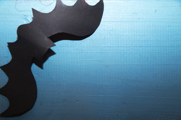 бумажные летучие мыши на голубой стене
 - Фото, изображение