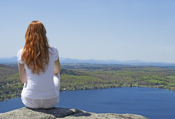 jonge vrouw bovenop een berg - Foto, afbeelding