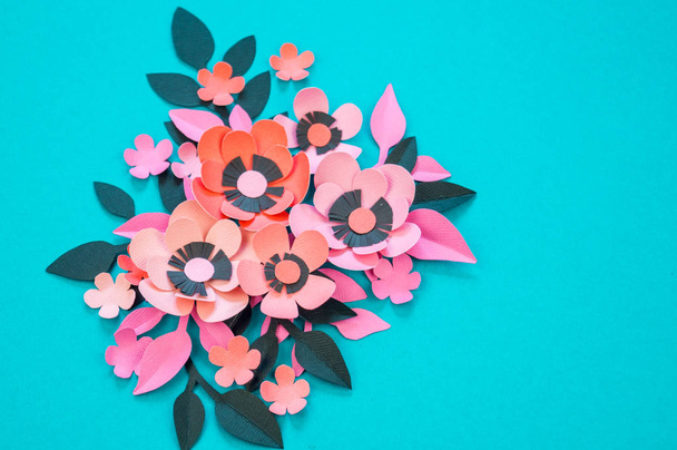 Λουλούδι και τα φύλλα κατασκευασμένα από χαρτί σε φόντο τιρκουάζ. Handwork, το αγαπημένο χόμπι. Ροζ, μαύρο και μπλε χρώμα. - Φωτογραφία, εικόνα