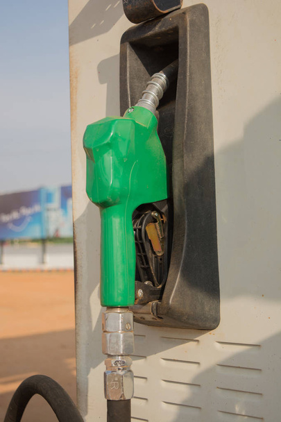 Üzemanyag benzin adagoló töltés benzinkútnál. Gazdaság tankoljanak autó benzin üzemanyag fúvókát - Fotó, kép