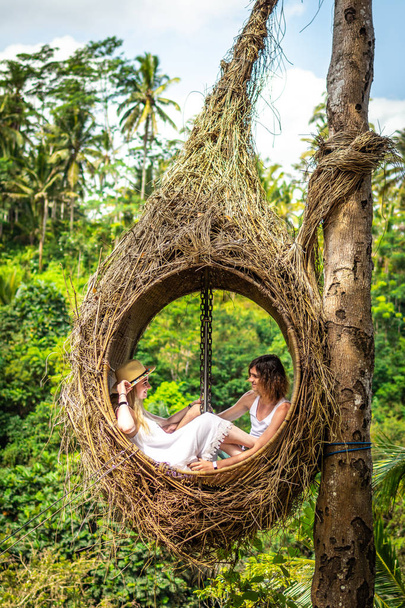 Podróżnik para miesiąc miodowy w ozdobny zagnieździć dżungli wyspy Bali, Indonezja. Para w lesie deszczowym. - Zdjęcie, obraz