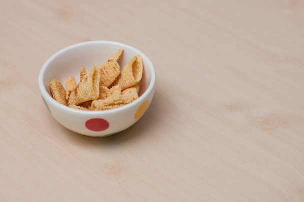 Snacks crujientes en el mini bowl
. - Foto, imagen