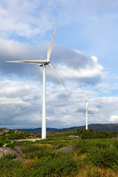 Generadores de aerogeneradores en la cima de una colina para la producción de energía limpia y renovable cerca de Fafe, Portugal
 - Foto, imagen