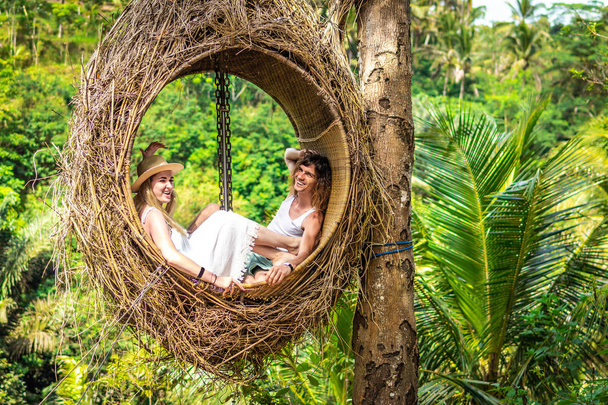 Cestovatel třešinka v dekorativní vnořit do džungle na ostrově Bali, Indonésie. Pár v pralese. - Fotografie, Obrázek