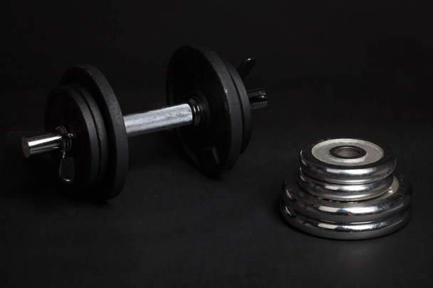 Súlyzó és a súlyzó lemezek edzés-fekete háttér - Fotó, kép
