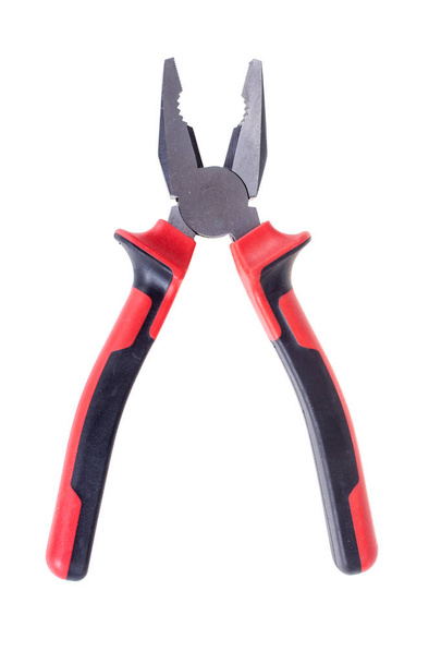 Alicates, pinça ferramenta manual com alça vermelha e preta, isolado no fundo branco
 - Foto, Imagem