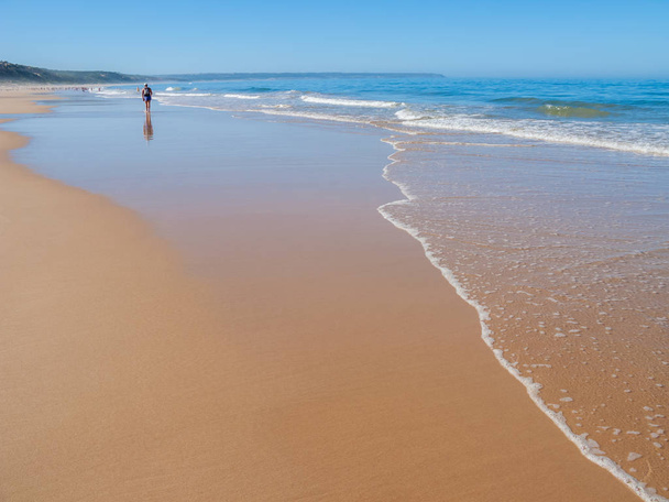 Fonte da Telha Beach in de kust van de Costa da Caparica tijdens de zomer. De voorkeur kust voor Lisboans naar strand. Portugal - Foto, afbeelding