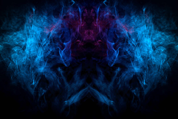 Мокап для крутих футболок. Хмара блакитного диму у вигляді монстра, дракон на чорному ізольованому тлі. Тло з диму вейпу
.  - Фото, зображення