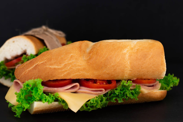 Grande sanduíche com carne e queijo no fundo escuro
. - Foto, Imagem