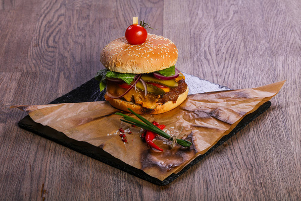 Delicous domowy burger z serem i cebulą - Zdjęcie, obraz