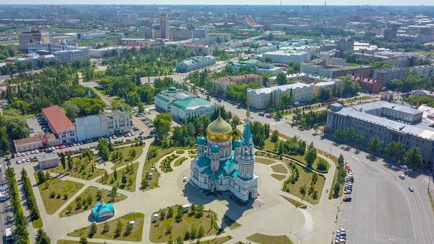 Catedral de la Asunción de la Santísima Virgen María, vistas panorámicas de la ciudad. Omsk, Rusia, Desde Dron
   - Foto, imagen