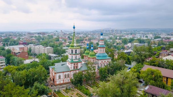 Rosja, Irkuck - 26 lipca 2018: Kościół Świętego Krzyża, Kościół prawosławny, protestanckiego Kościoła, od Dron   - Zdjęcie, obraz