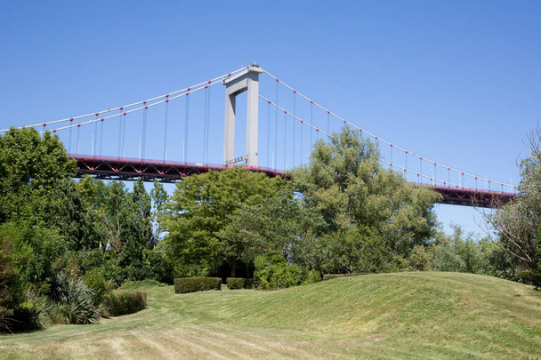Il ponte dell'Aquitania attraverso la Garonna era aperto al traffico nel 1967. La sua campata centrale è lunga 393,75 m e la sua lunghezza totale è di 1.767 m a Bordeaux, Francia.
 - Foto, immagini