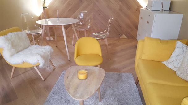 nappali tömörfa fal sárga kanapé belső háttérrel - Fotó, kép